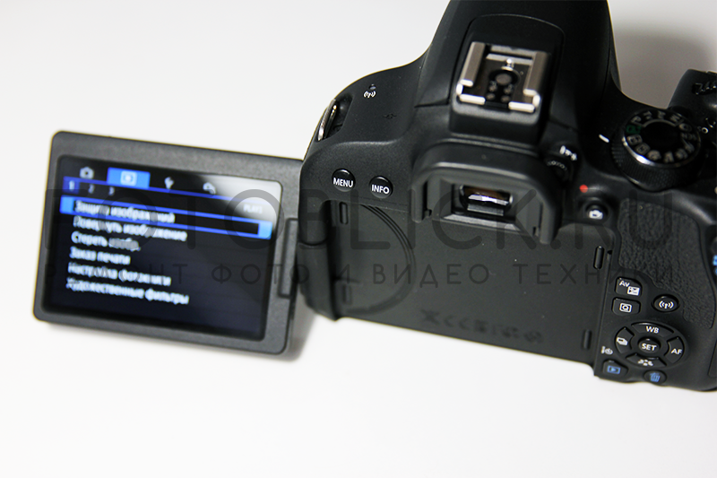 Canon EOS Rebel T7i с включенным дисплеем