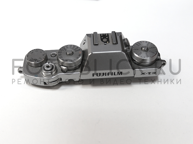 Снятая инженером верхняя крышка фотоаппарата FujiFilm X-T3.