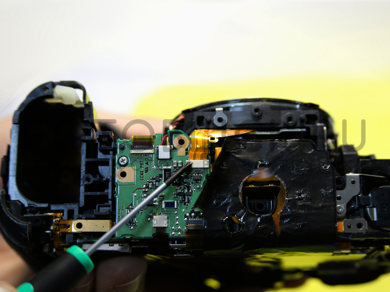 Поврежденный шлейф управления объективом на Canon EOS 5D